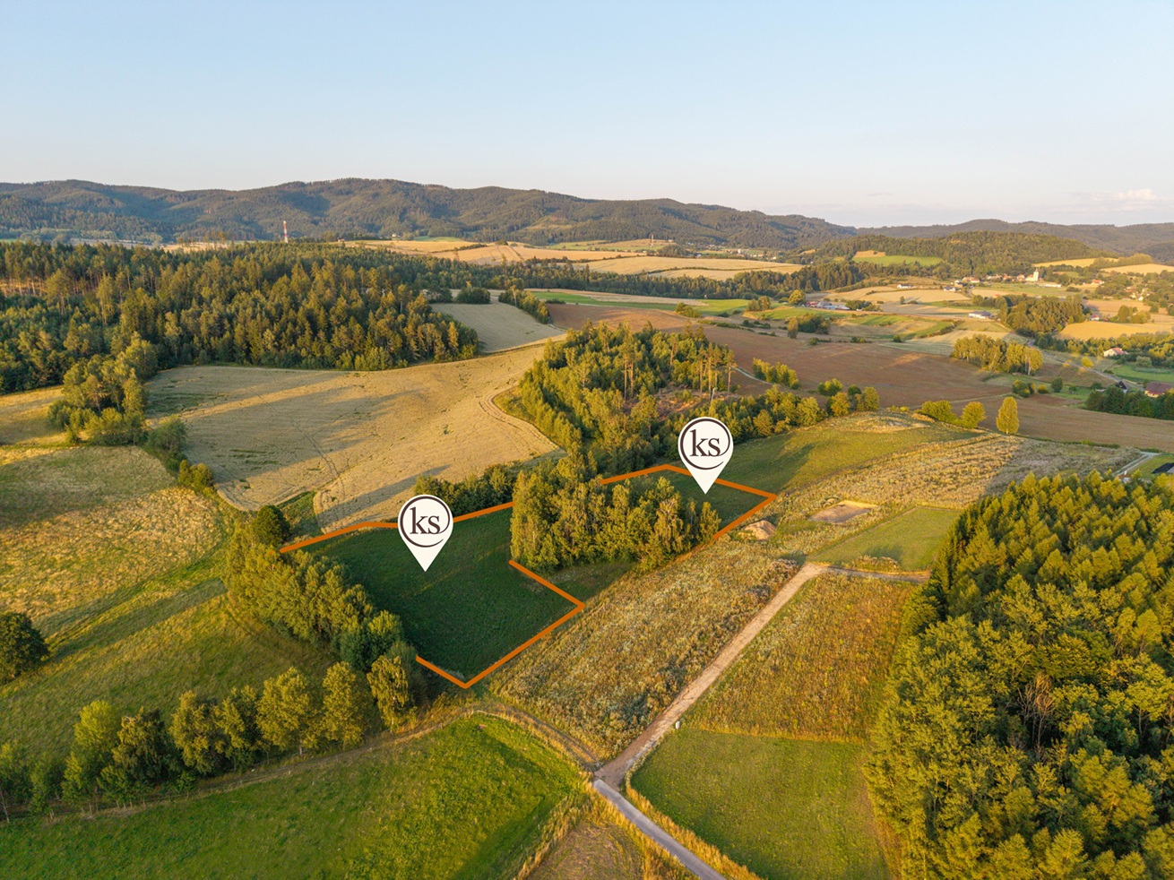 Atrakcyjne działki na sprzedaż, Dzikowiec – malownicza okolica górska, widok na pola i lasy.