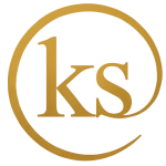 proste, klasyczne logo firmy przedstawiające inicjały KS w okręgu, złoty kolor.